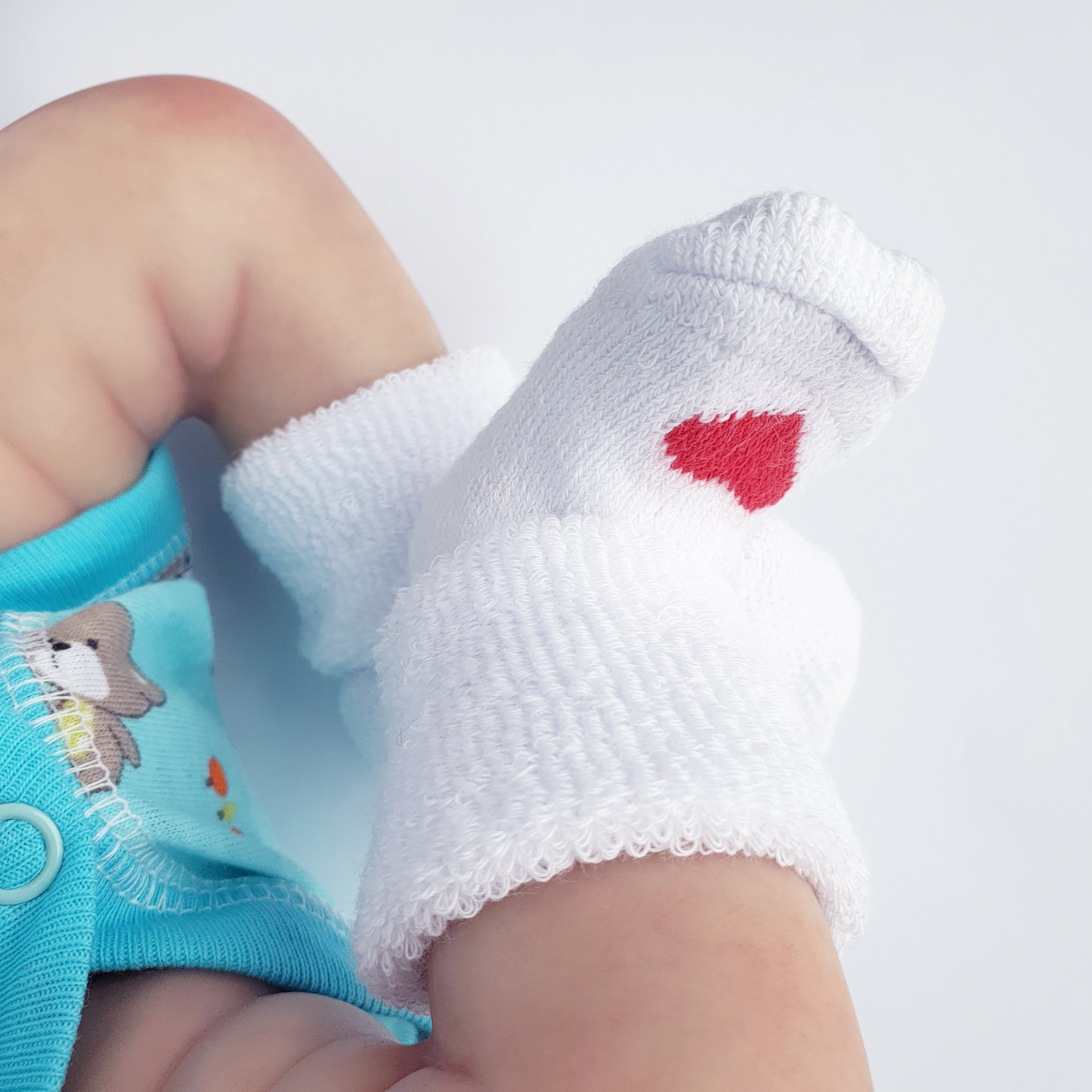 Маленькие цыпочки. Носочки для новорожденных. Носки новорожденному. Носки для младенцев. Маленькие носочки для новорожденных.